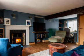 3BR-Fireplace-HotTub-Garden-Parking